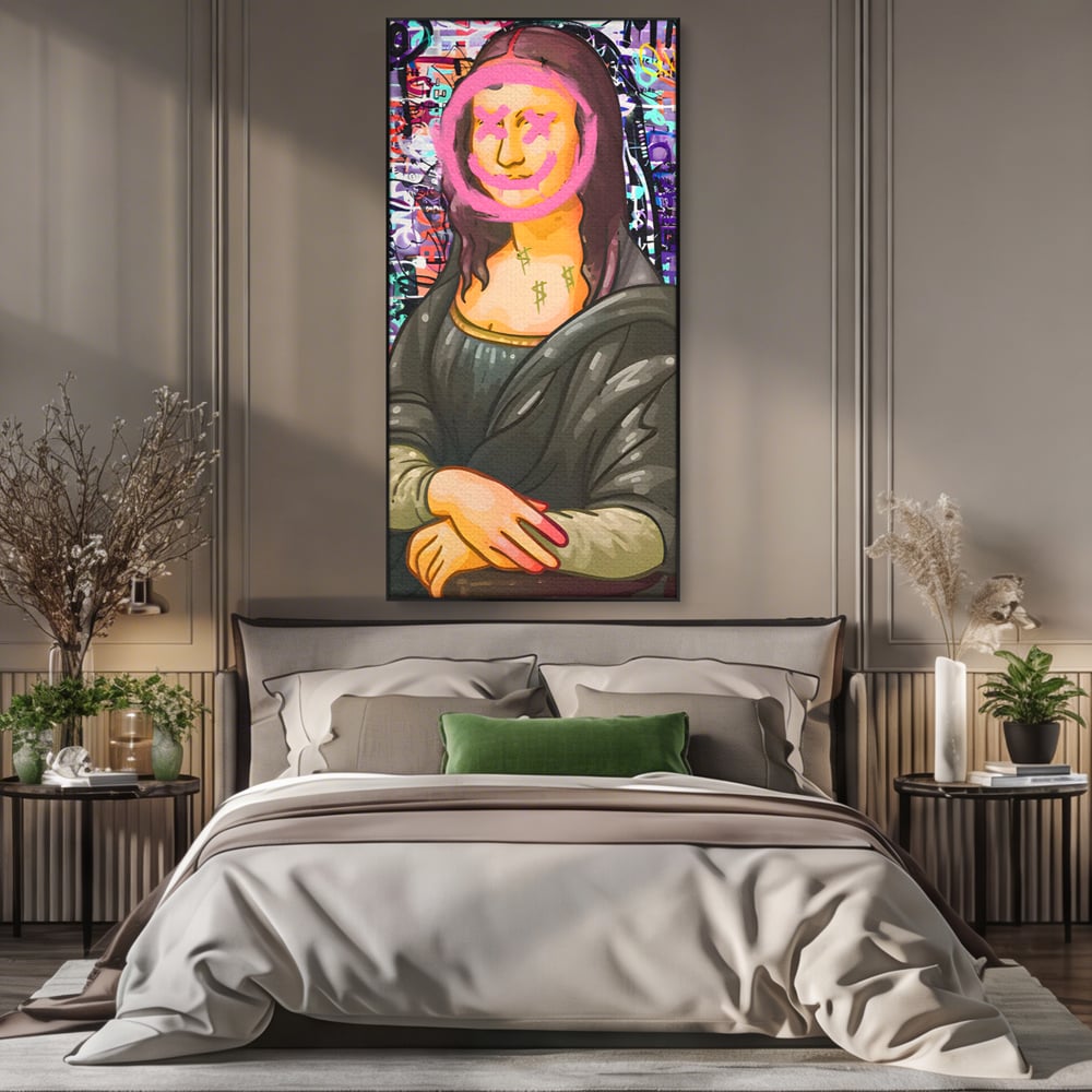 Tablou canvas cu tablou canvas cu mona lisa pop art, in rama de aluminiu negru, pe perete intr-un dormitor